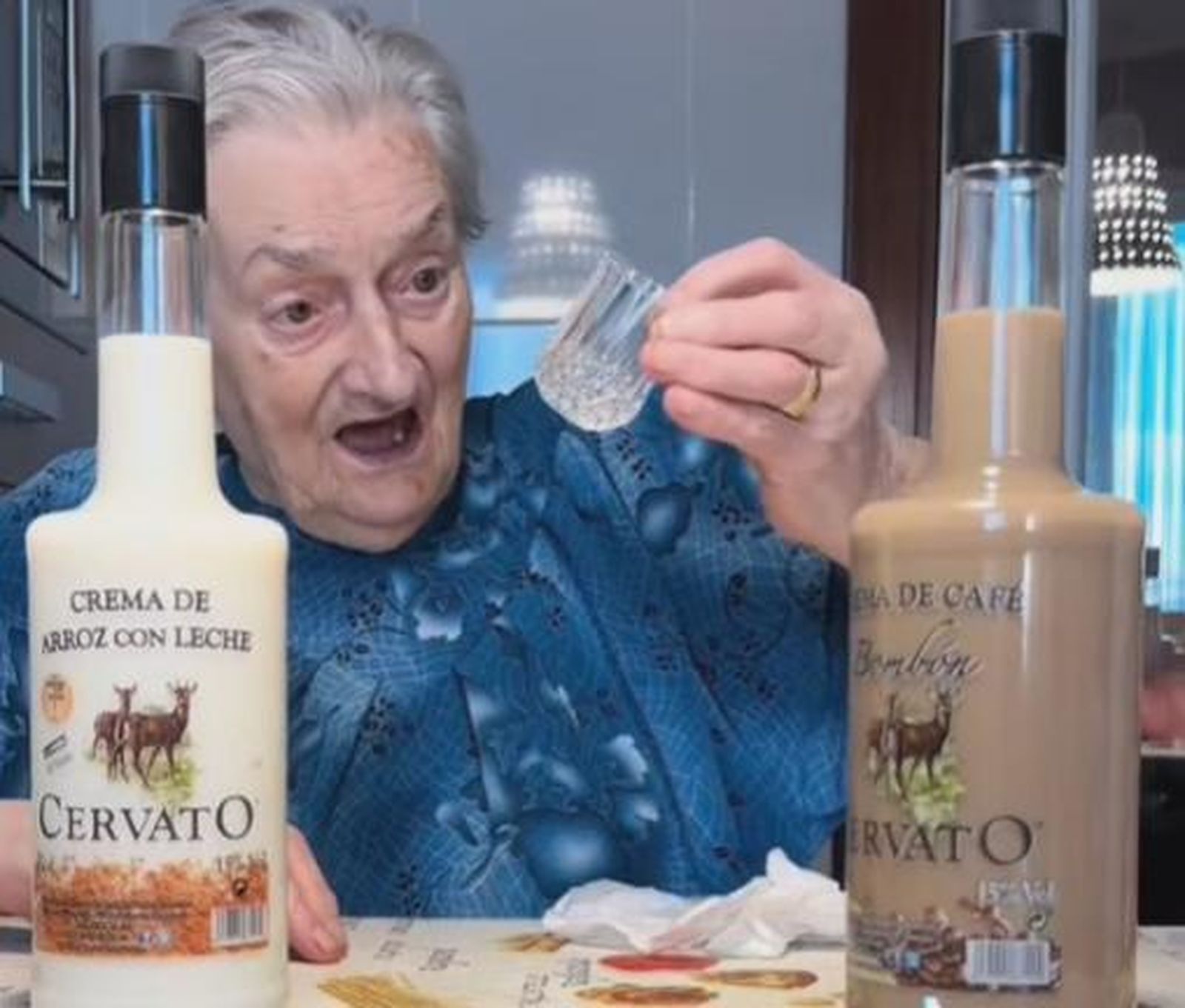 Abuela Teresa con el licor