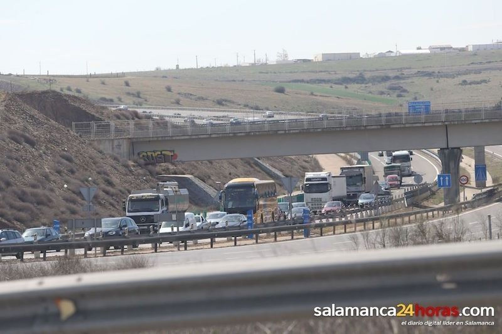 La operación retorno de Semana Santa provoca retenciones en los accesos y salidas de la ciudad