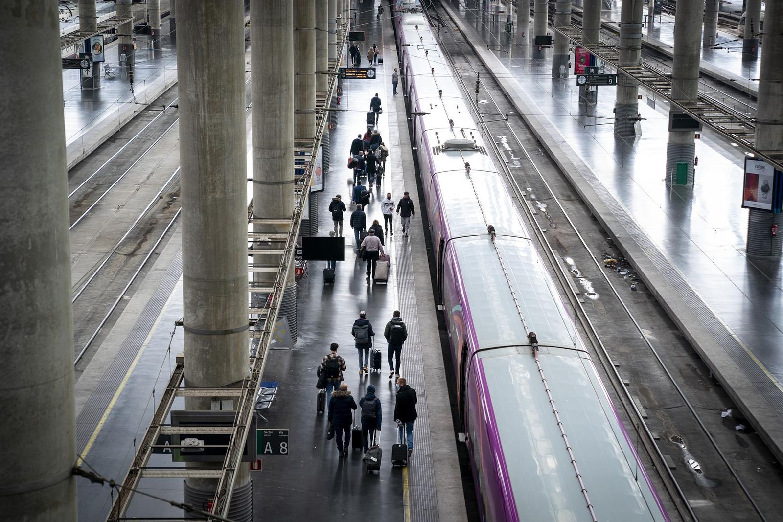 Varias personas en una de las vías de la estación Puerta de Atocha Almudena Grandes. A. Pérez Meca - Europa Press - Archivo