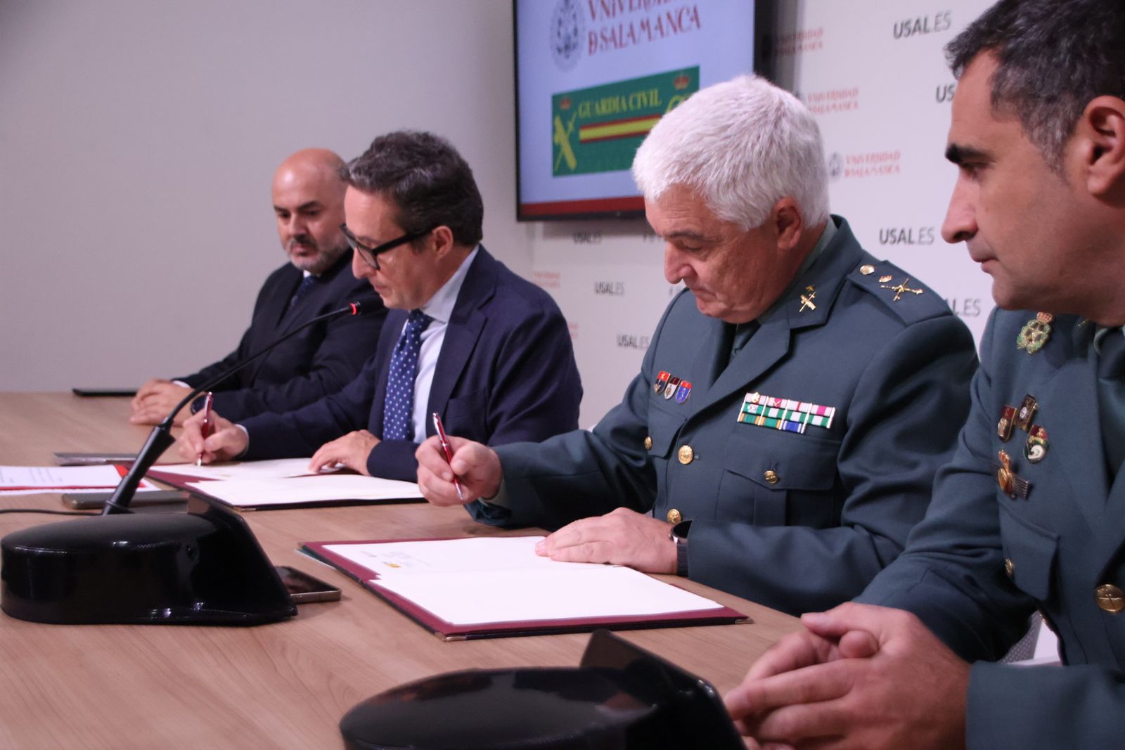 Firma de el protocolo general de actuación en materia de formación e investigación