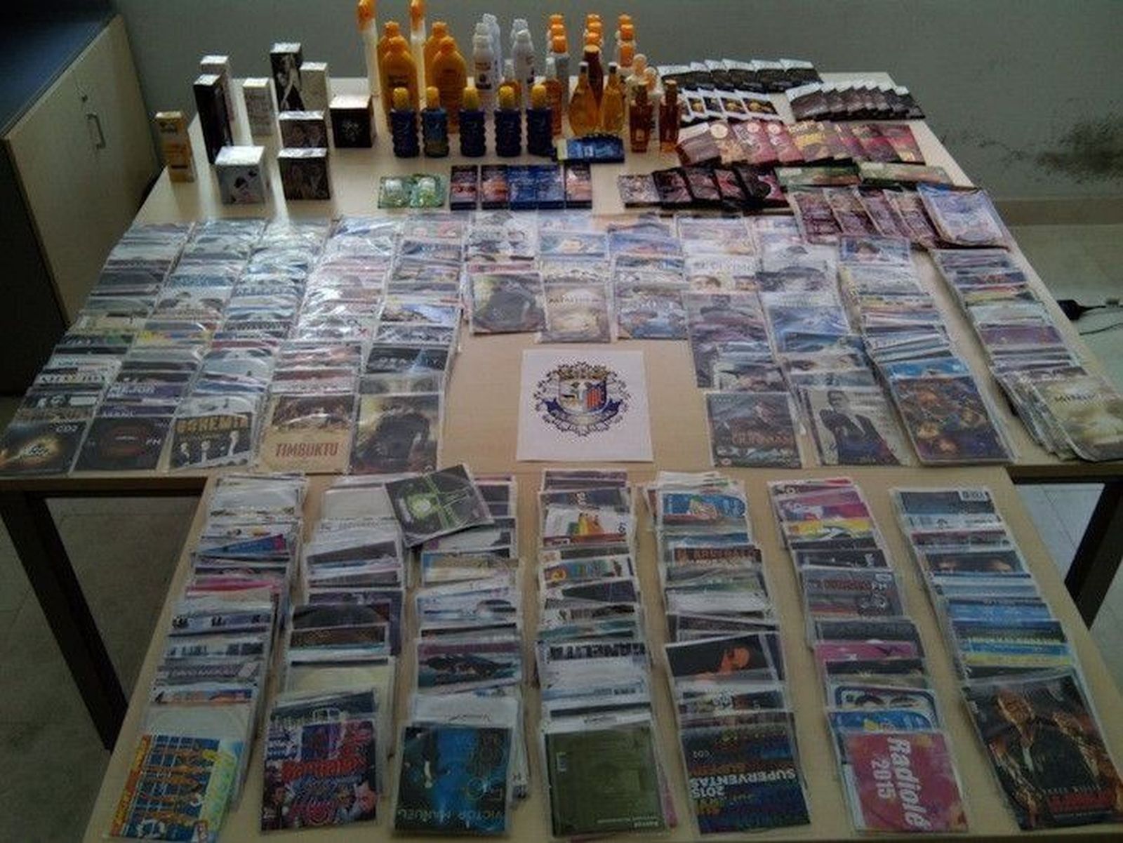 La Policía Local interviene 500 CD y DVD en el rastro además de perfumes robados