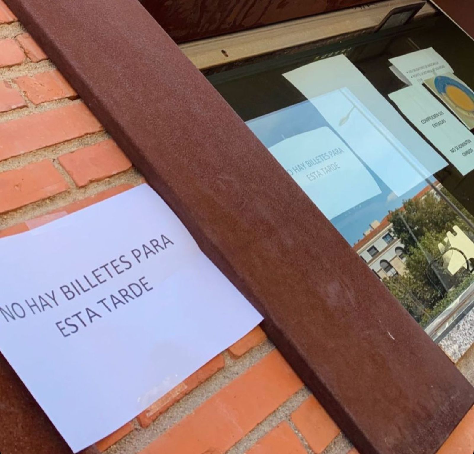 Cartel colgado en La Glorieta este domingo