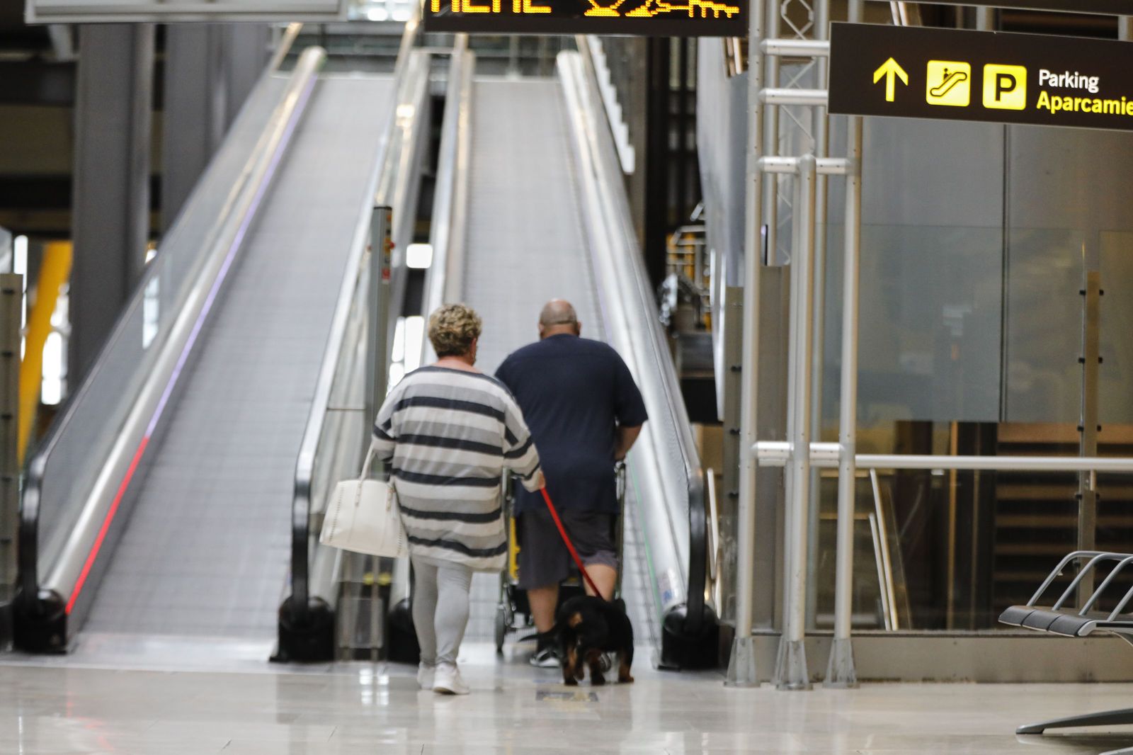 Una pareja paseando por un aeropuerto | Foto: EP Una pareja paseando por un aeropuerto | Foto: EP