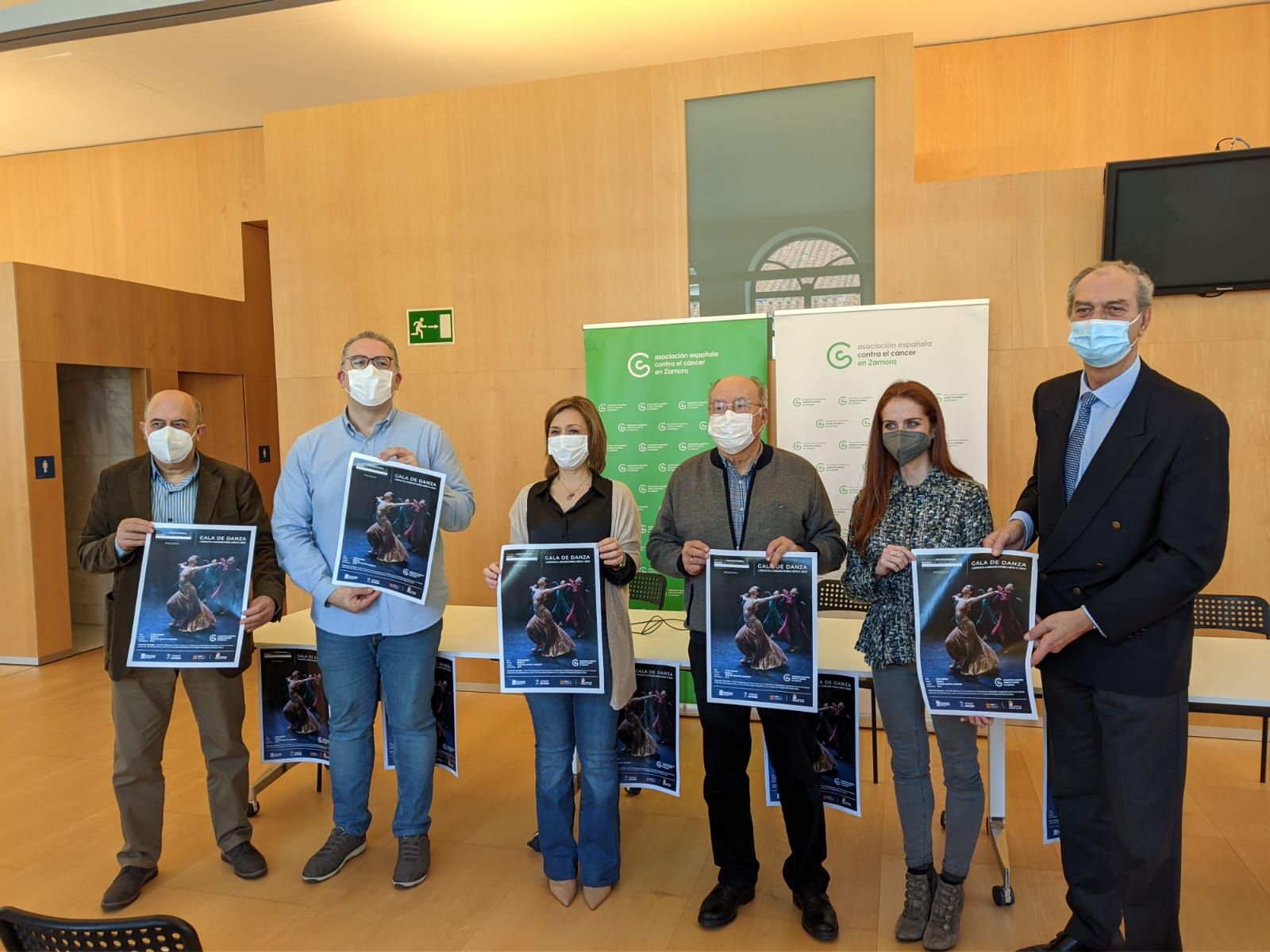 Presentación del espectáculo de danza a favor de la AECC.