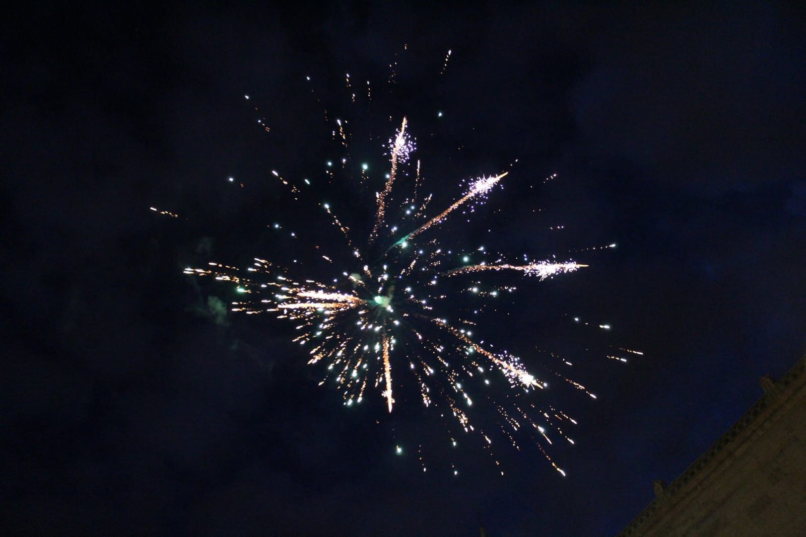 Las fiestas en honor a María Auxiliadora culminan con los tradicionales fuegos artificales