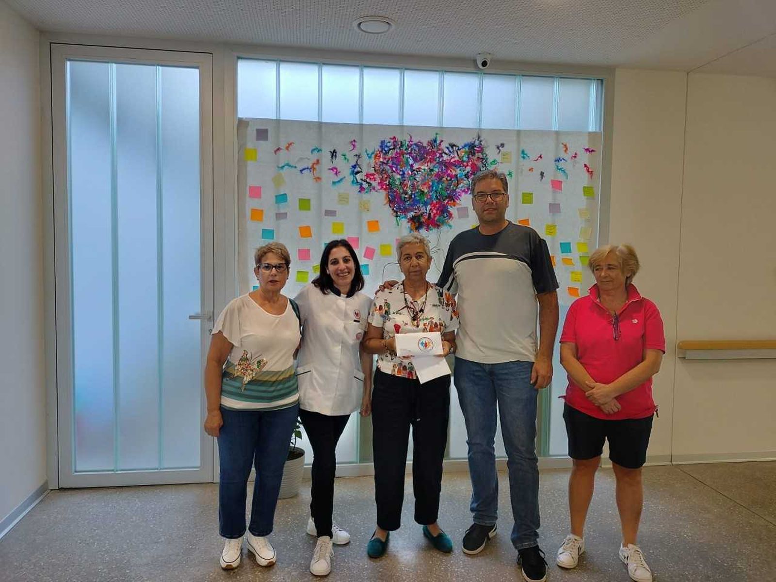 Imagen del momento de entrega de la donación Imagen del momento de entrega de la donación