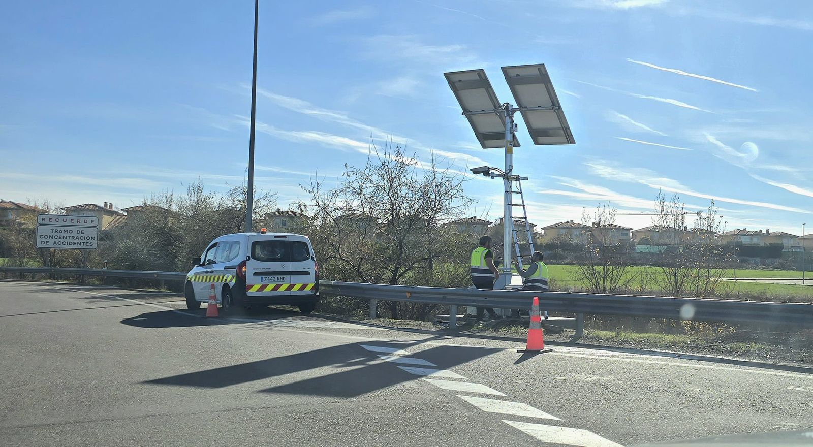 Instalación del radar en la rotonda de E. Leclerc