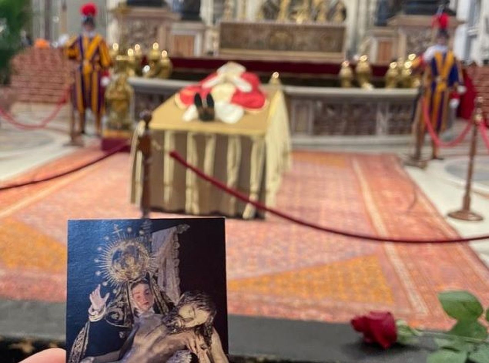 La Real Cofradía de Nuestra Madre de las Angustias presenta sus respetos ante los restos del Papa emérito La Real Cofradía de Nuestra Madre de las Angustias presenta sus respetos ante los restos del Papa emérito