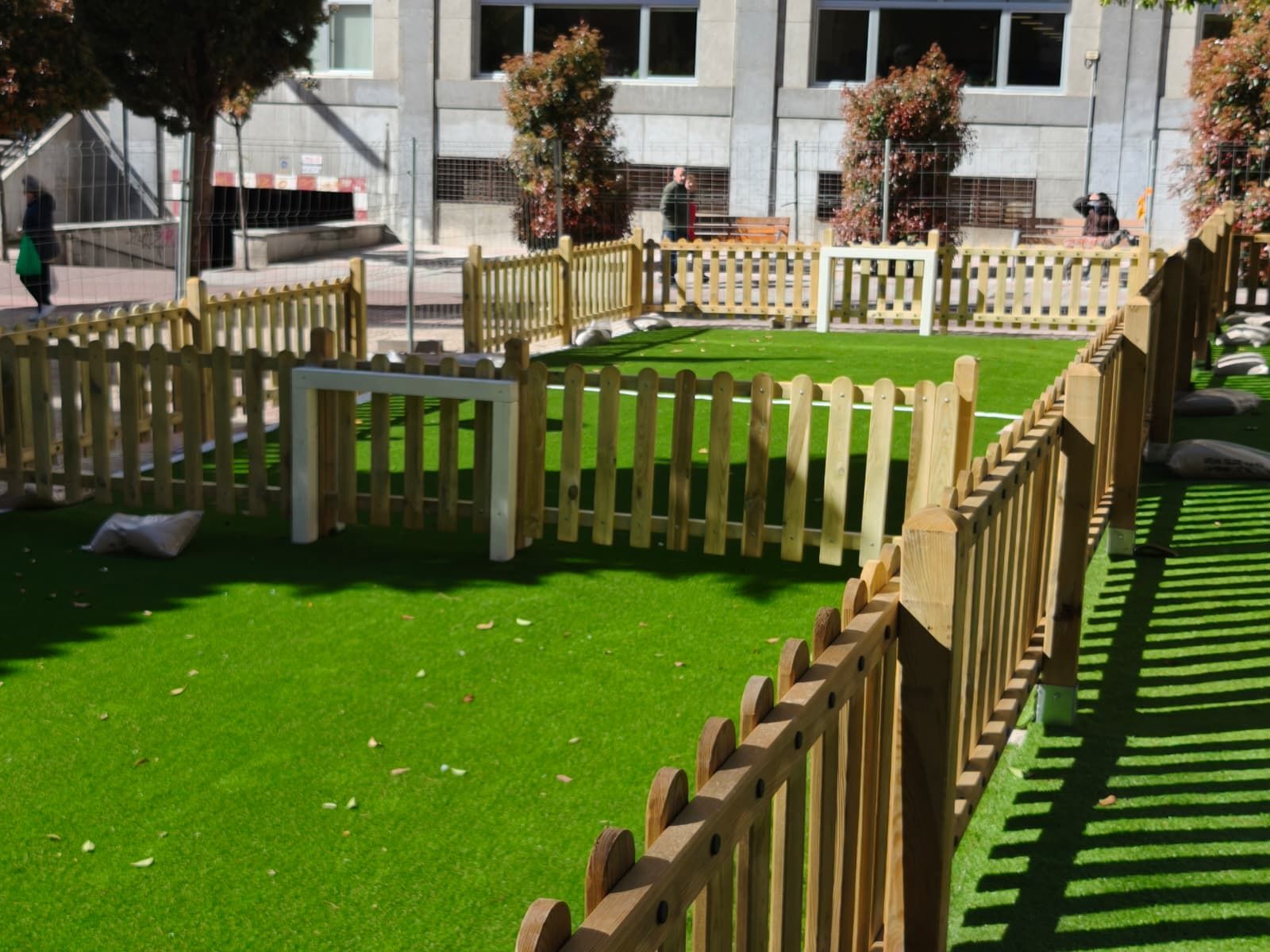 Parque infantil de la plaza de Carmelitas con los nuevos ‘campitos’ de fútbol y mobiliario mejorado