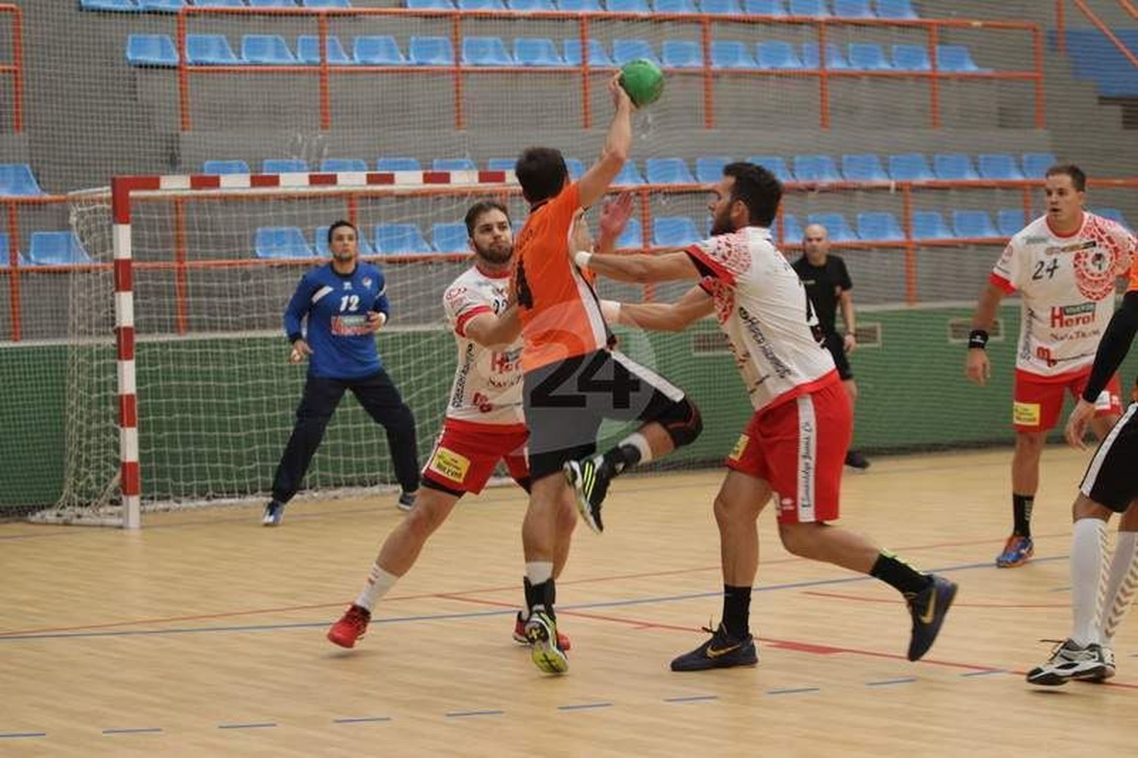 El BM Salamanca disfruta ante un BM Nava con aspiraciones a ASOBAL