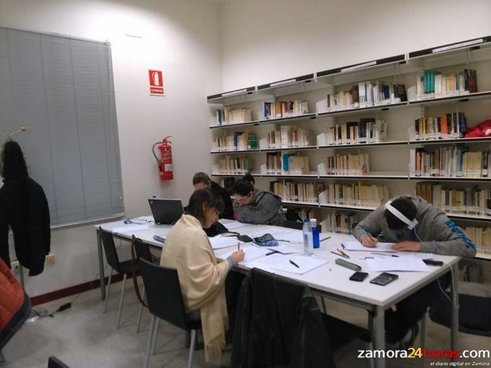 Quejas entre los estudiantes por el frío en la biblioteca Claudio Rodríguez