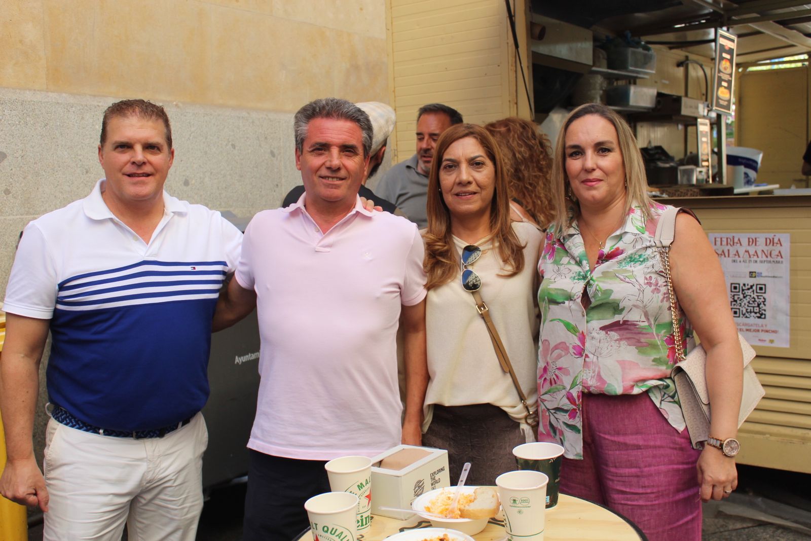 Ambiente en la Feria de Día en el mediodía de este domingo