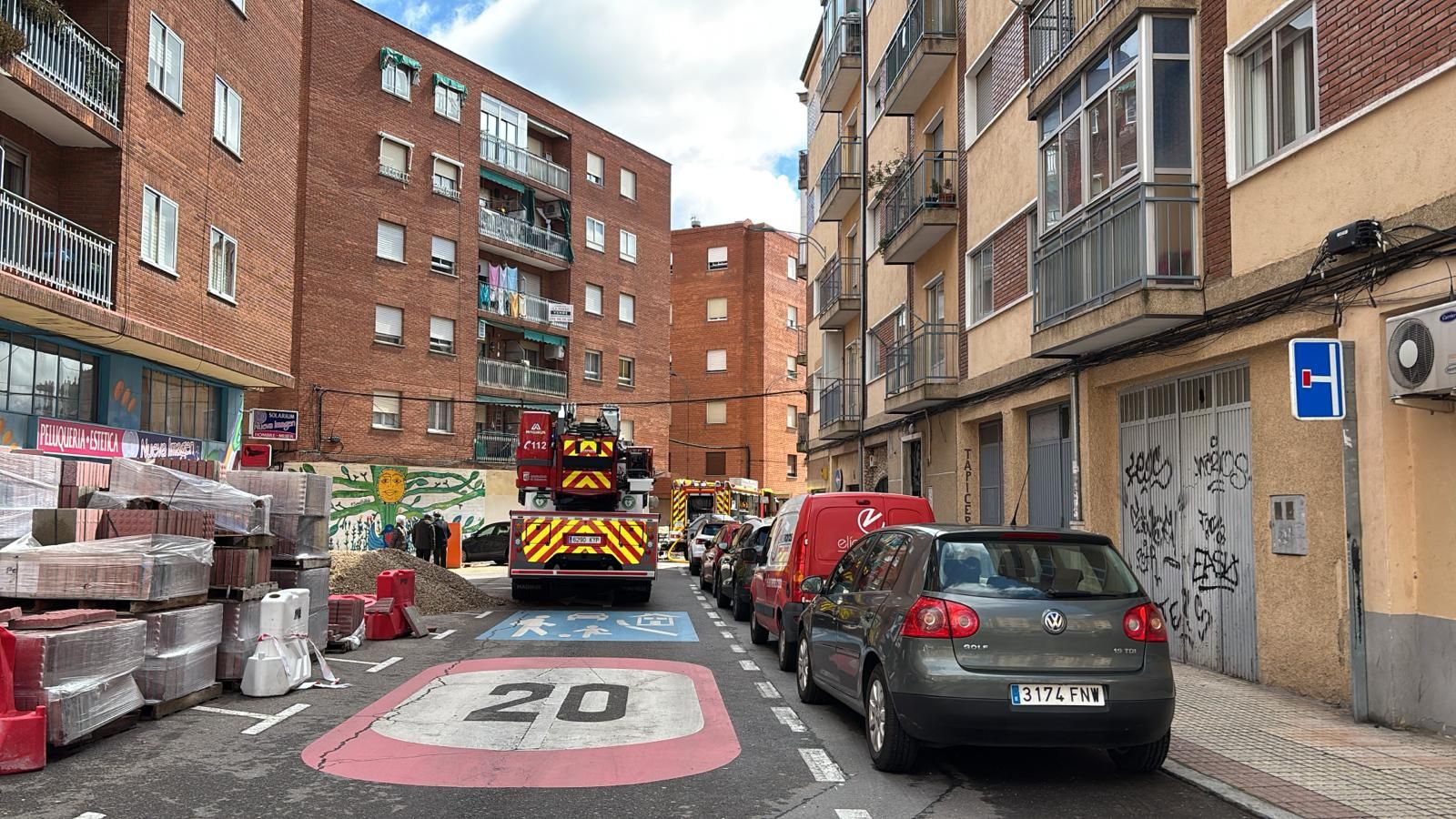 Rompen una tubería de gas en la calle Amapolas y tienen que acudir los bomberos