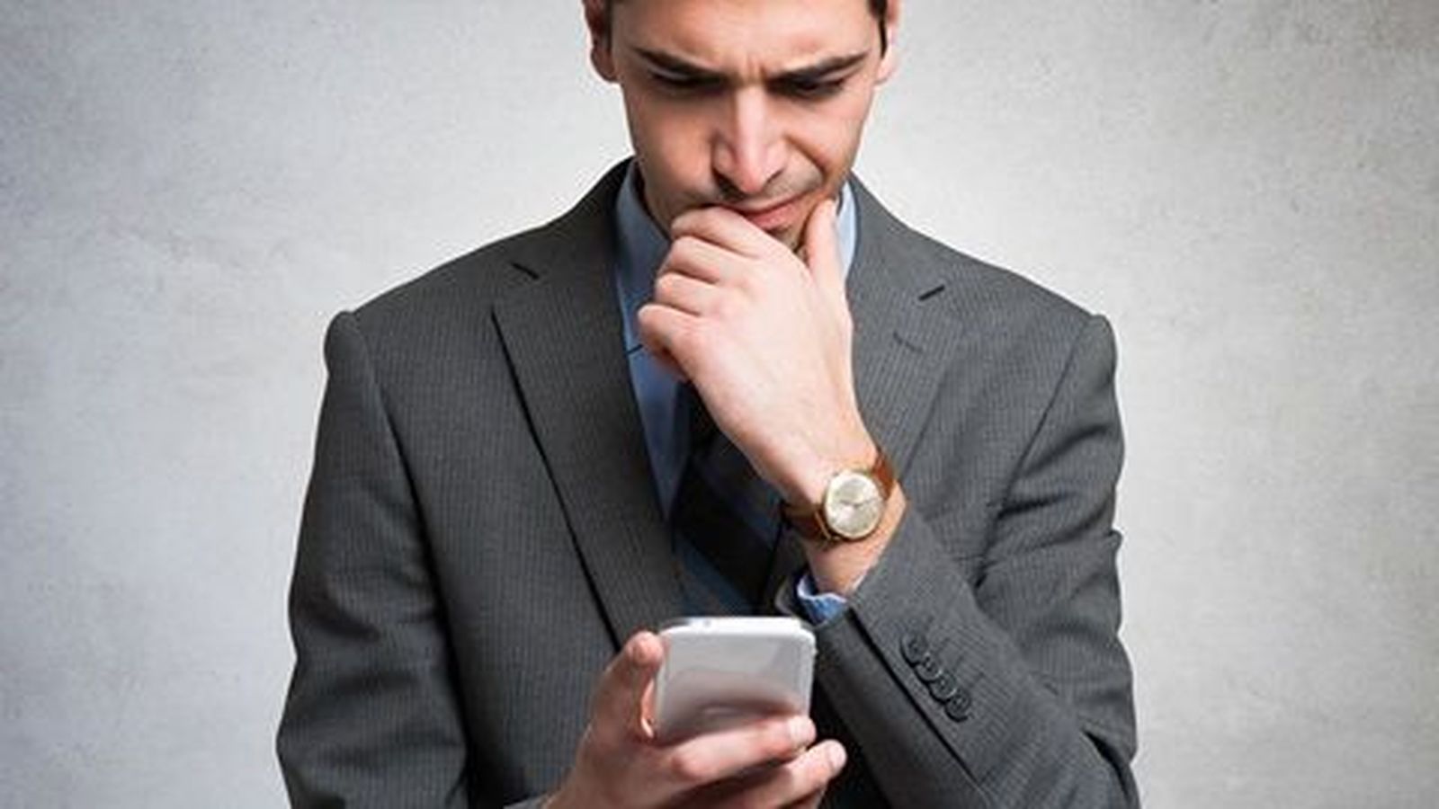 Un hombre consulta su móvil Archivo