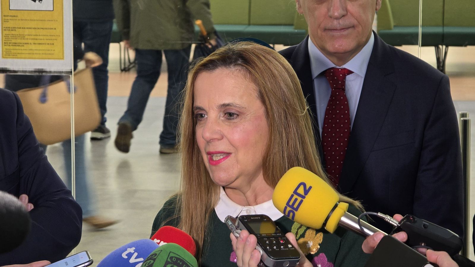 Inauguración de la placa conmemorativa por el centenario del nacimiento de la escritora Carmen Martín Gaite en el edificio de la entidad en la plaza de los Bandos