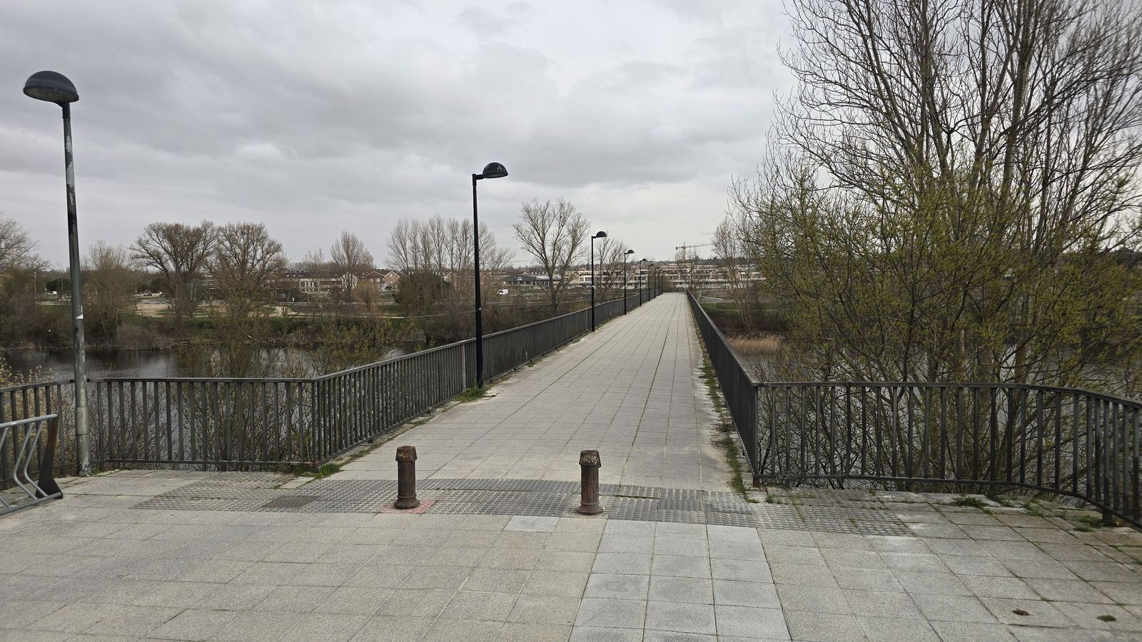 Pasarela que conecta La Fontana con el polígono industrial 'El Tormes'