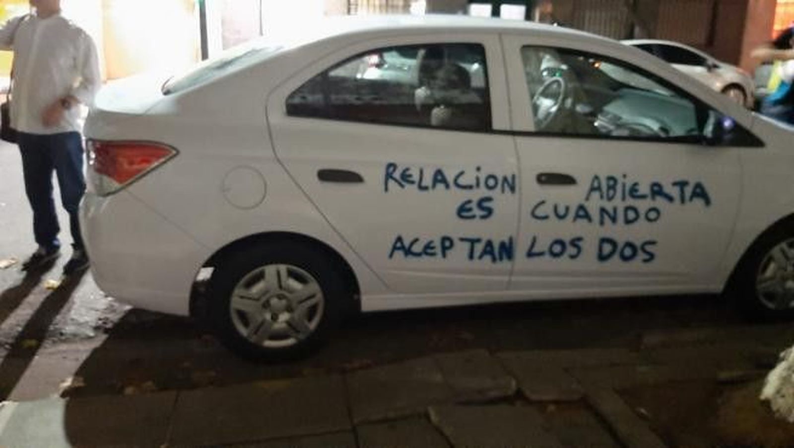 Coche con pintadas