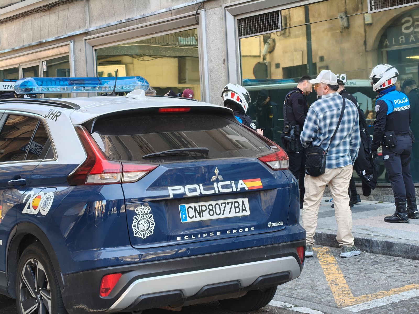 policia-local-y-nacional-en-la-calle-rodriguez-fabres-4