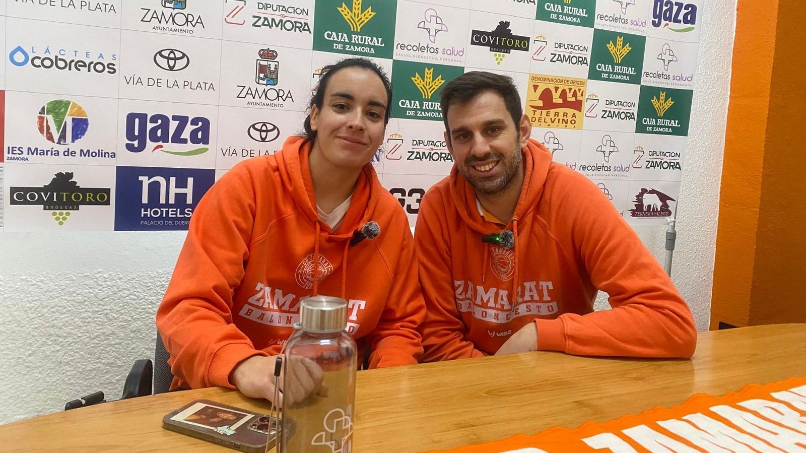 La jugadora Aina Martín y el técnico Raúl Perez
