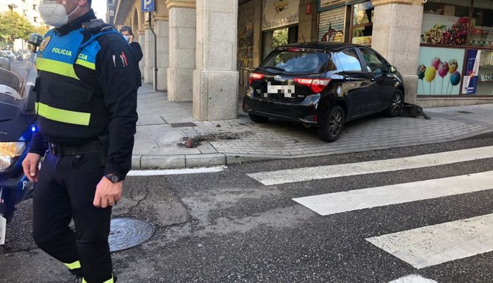 Un turismo se lleva por delante un semáforo y acaba en un soportal de la Gran Vía 3