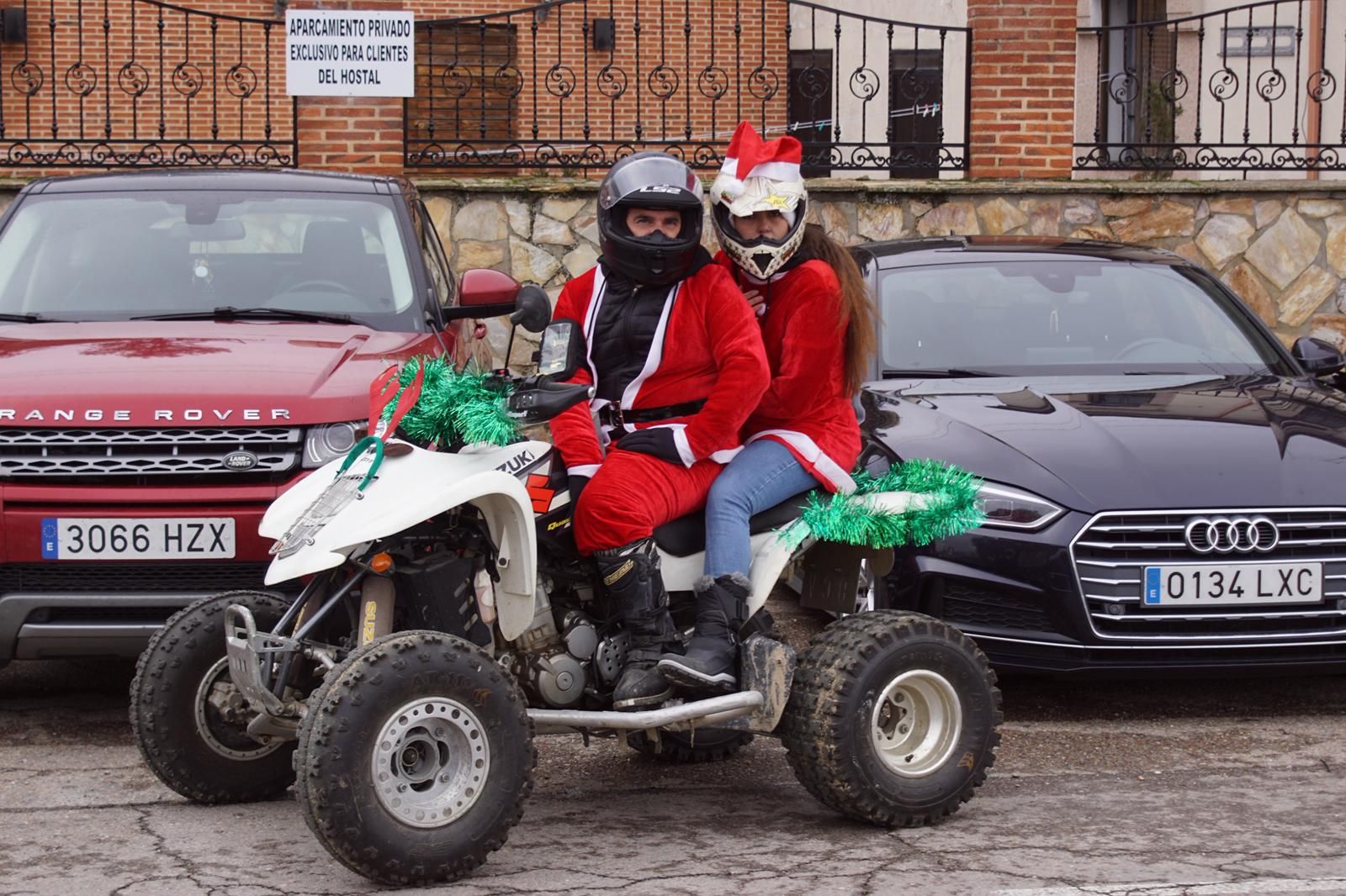 Alba de Tormes se despierta con el ruido de la 'Papanoelada motera' presidida por Papá Noel