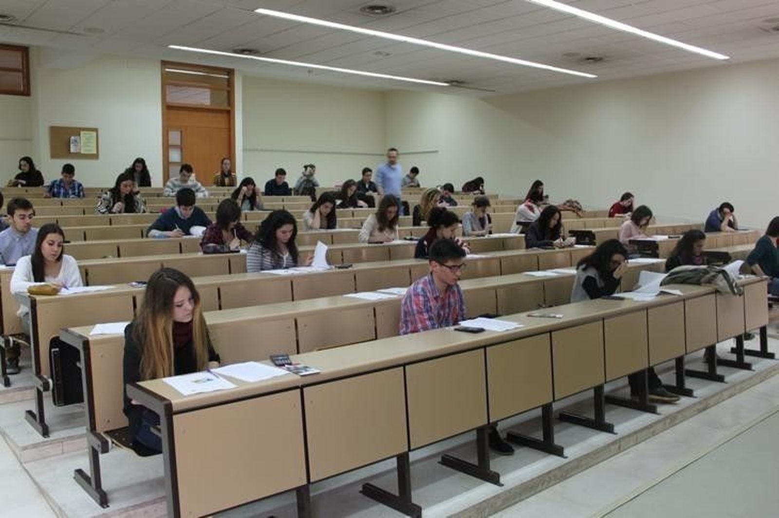 La Facultad de Economía y Empresa acoge la tercera Olimpiada de Economía