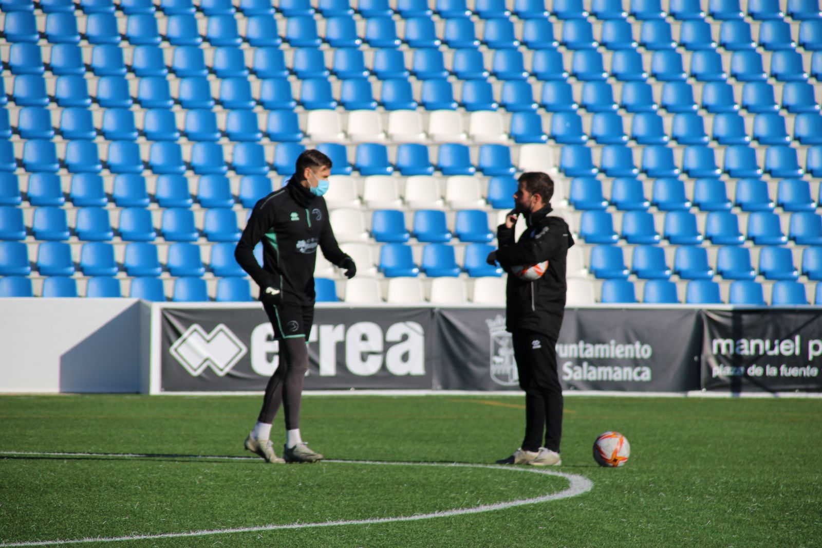 Florentin Bloch conversa con Raúl Menéndez en el entrenamiento / FOTO SALAMANCA24HORAS.COM
