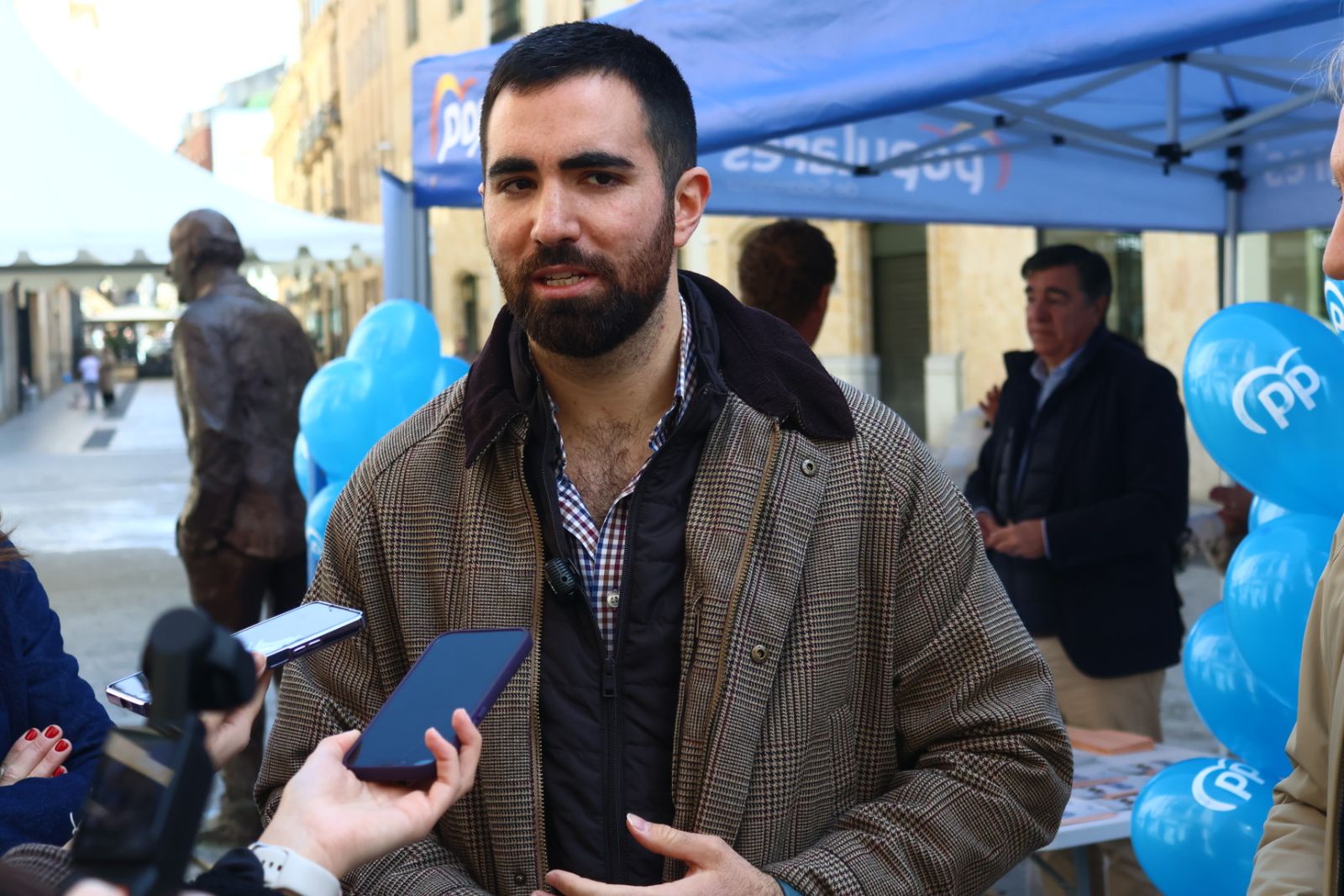 Carlos García Carbayo junto a miembros de la candidatura a las cortes de Castilla y León