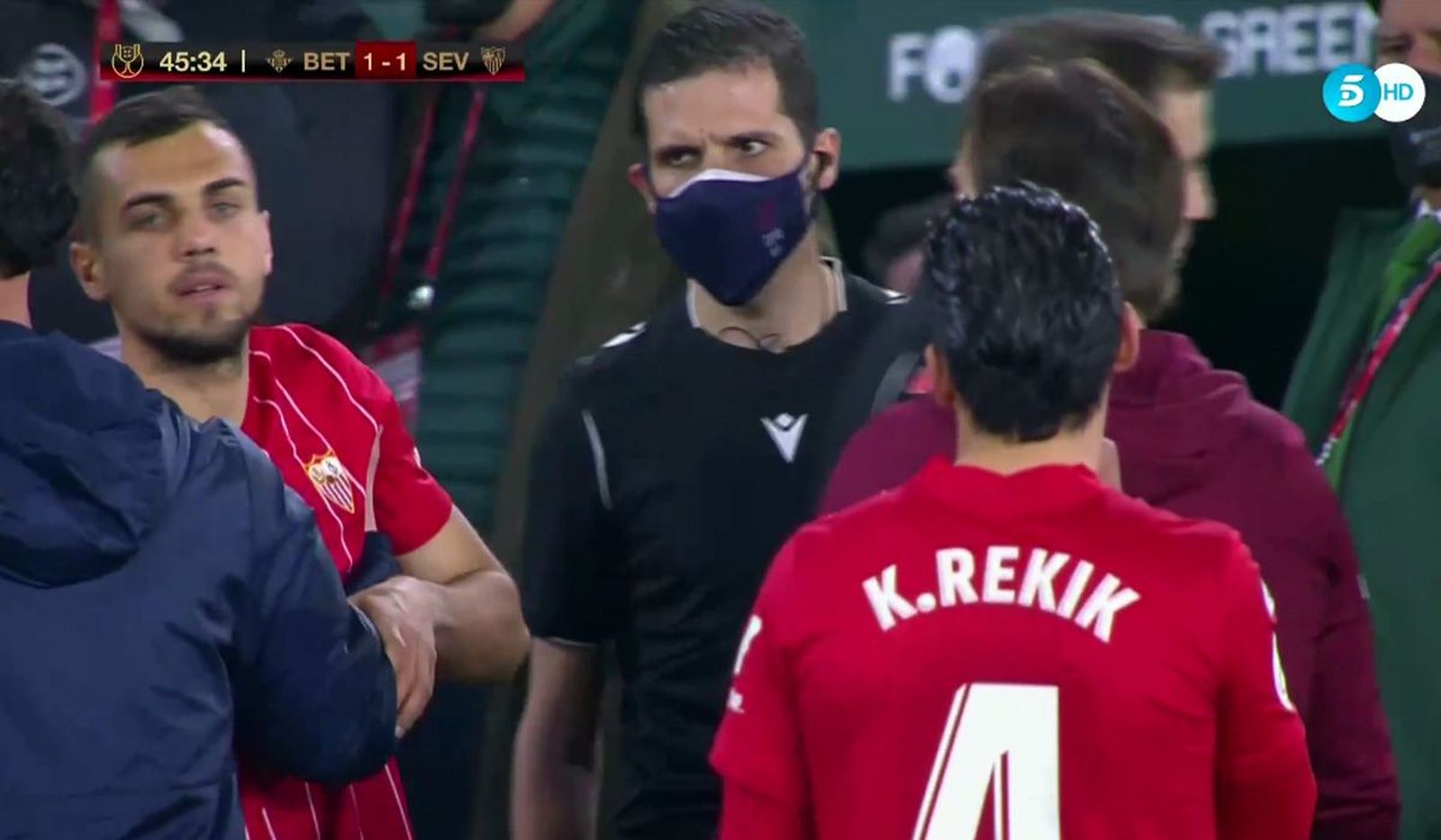 Carlos Pérez junto a Jordán que fue agredido por un aficionado