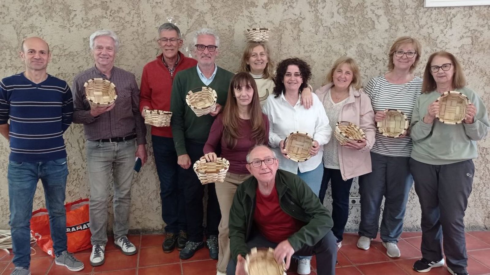 Participantes en el taller de cestería en Villamayor