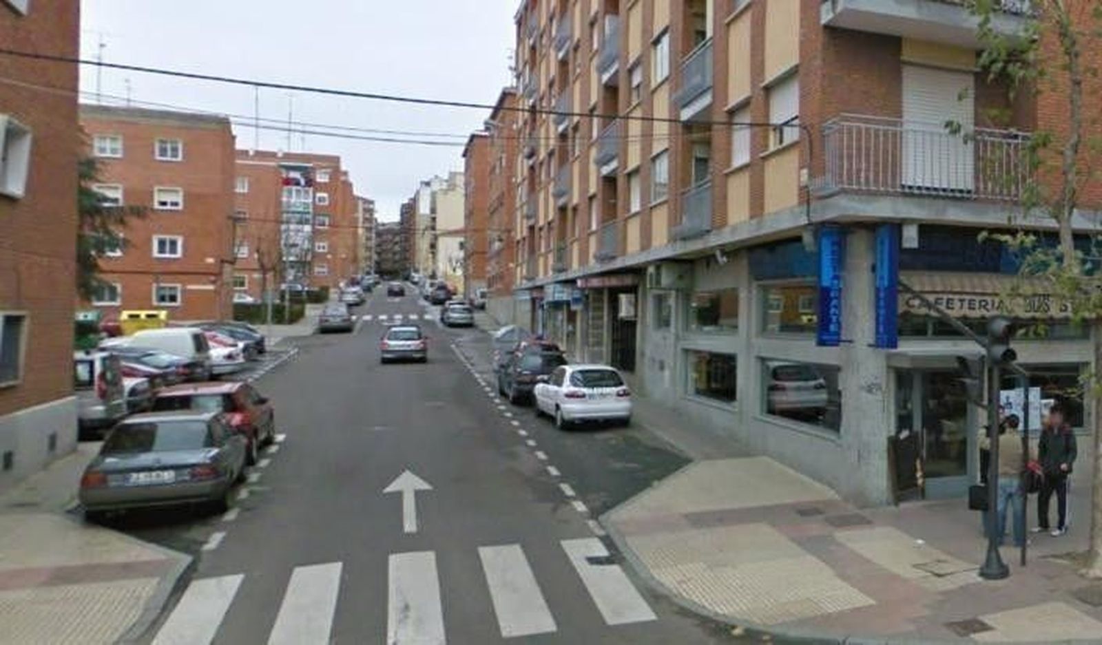 Un joven roba una furgoneta mientras su conductor descarga comida en un supermercado