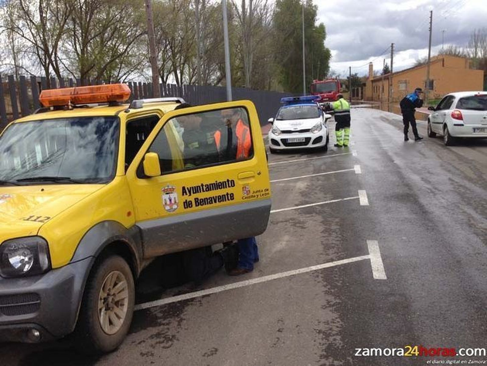 La Policía Local de Benavente cortó ayer cinco caminos ante la crecida de los ríos de la zona