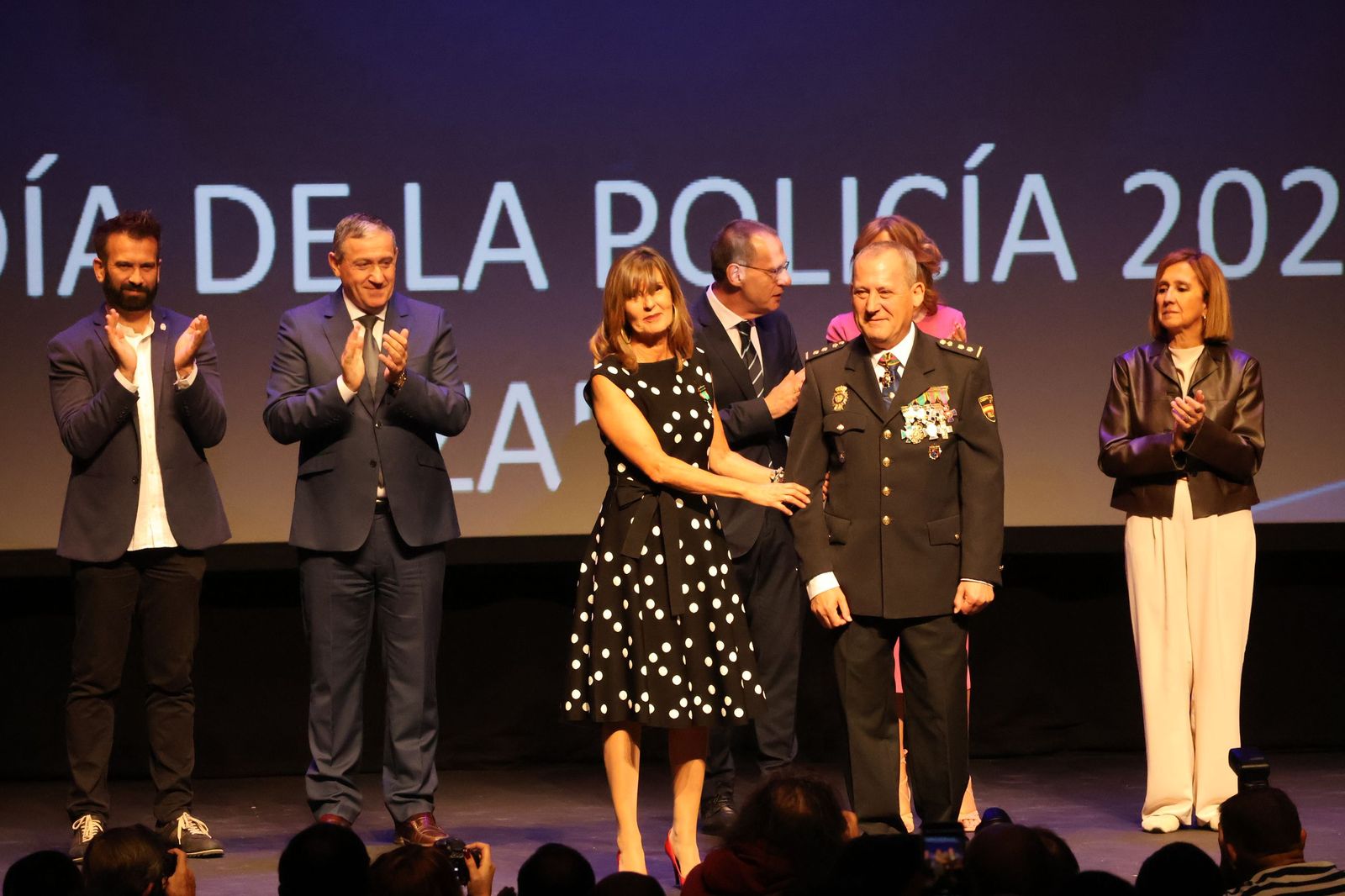 Ceremonia de imposición de condecoraciones a miembros de la Policía Nacional en honor a los Santos Ángeles Custodios