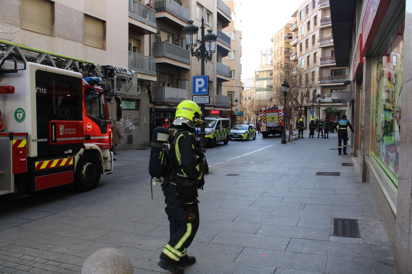 bomberos-y-policia-local-en-la-calle-bientocadas-por-olor-a-gas-5