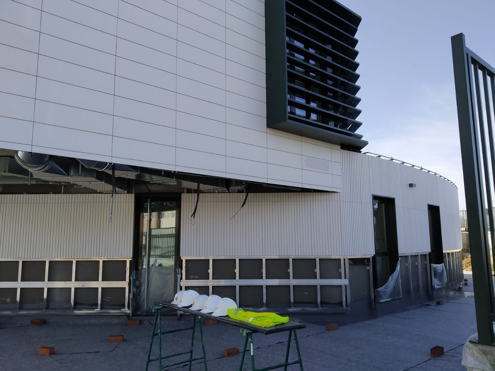 virginia-barcones-visita-las-obras-del-cuartel-de-la-guardia-civil-en-santa-marta-de-tormes-5