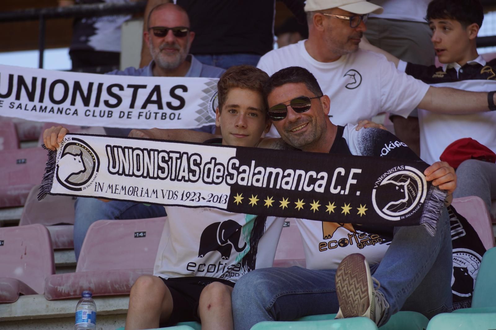 Gran ambiente en la grada para ver el partido entre Zamora - Unionistas en el Estadio Ruta de la Plata
