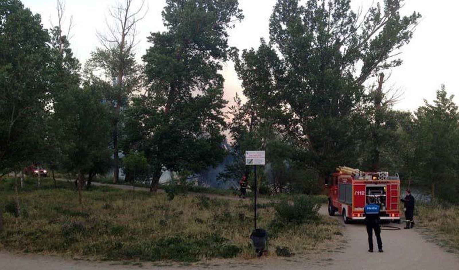 Dos dotaciones de bomberos trabajan para sofocar un fuego en la isla de las Pallas