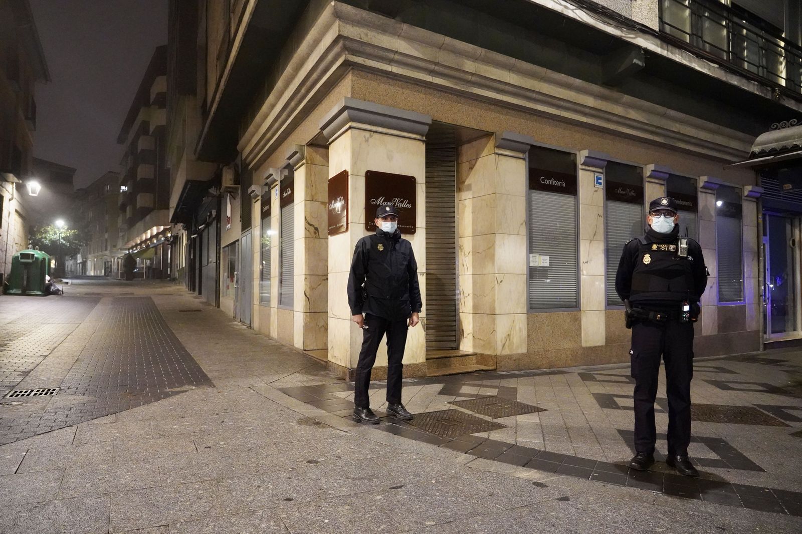 Una patrulla de la Policía Nacional, durante el toque de queda. | ICAL