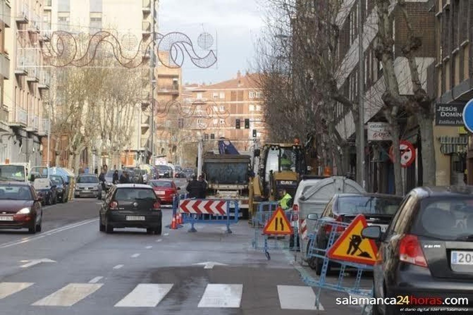 El reventón de una tubería anega la calle Papín