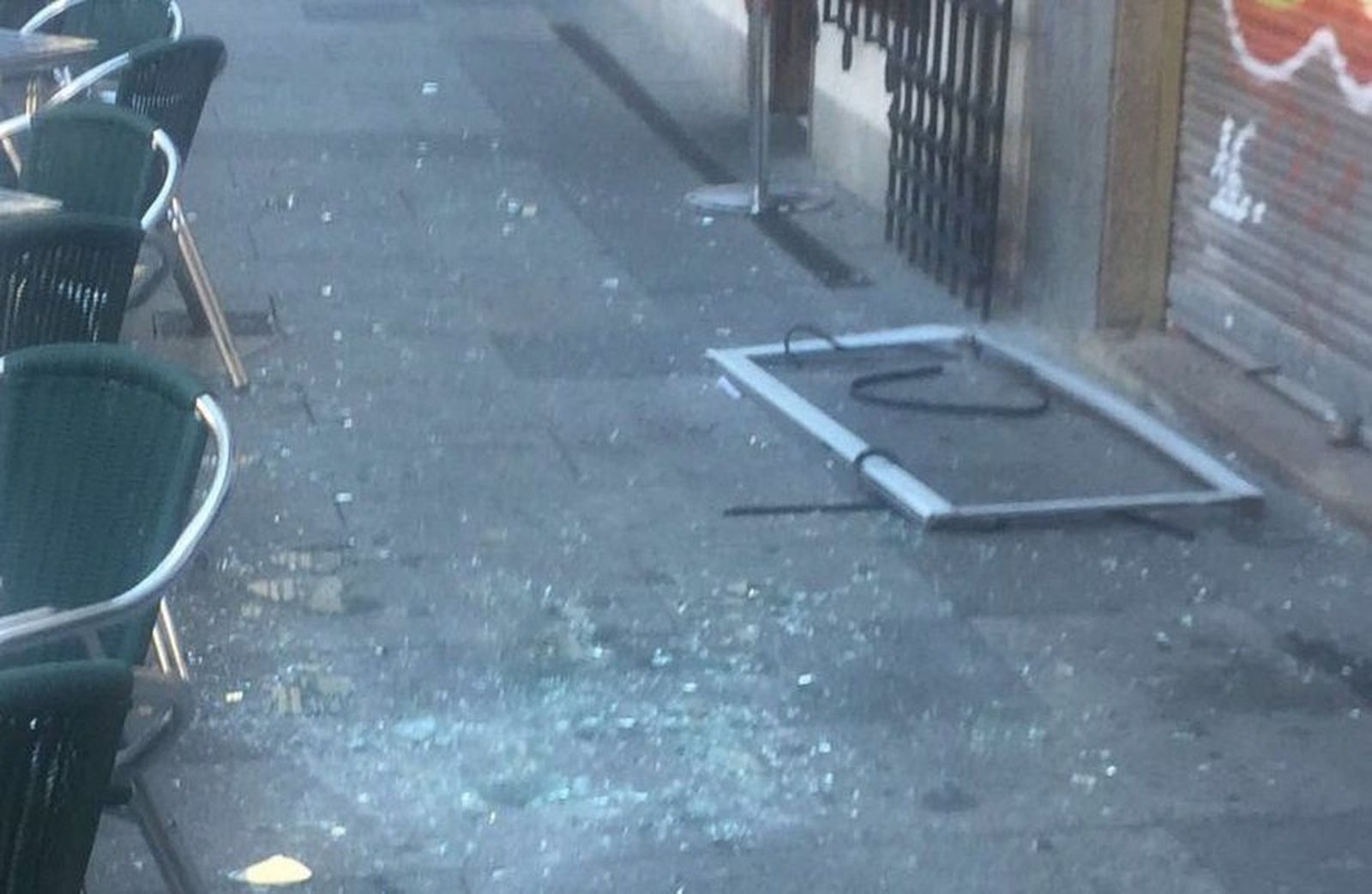 Susto en la calle Prado al caer una ventana desde un sexto piso