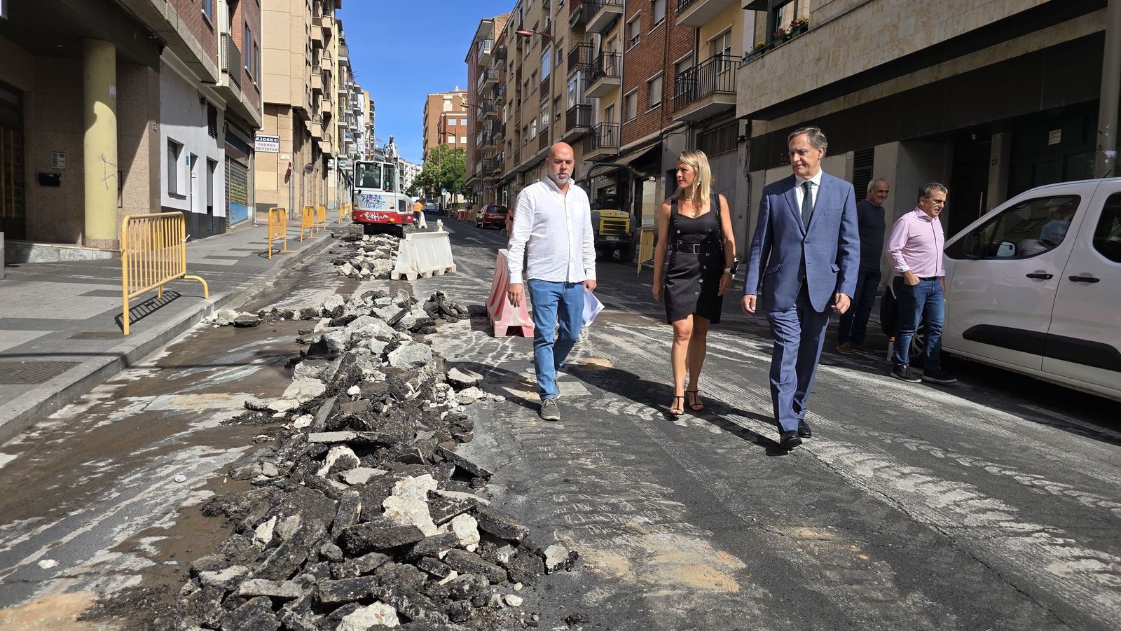 El alcalde de Salamanca, Carlos García Carbayo, visitas las obras de renovación de redes de abastecimiento de agua en el barrio Prosperidad
