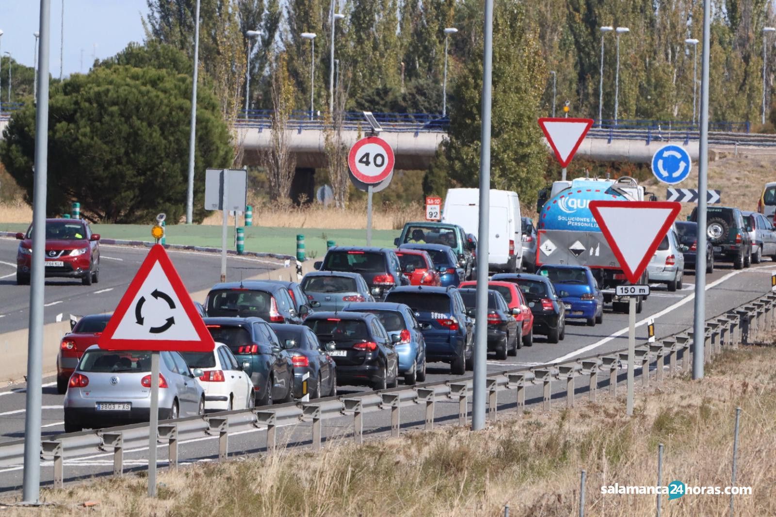 Imagen de archivos de atascos saliendo de Salamanca por la glorieta del E.Leclerc