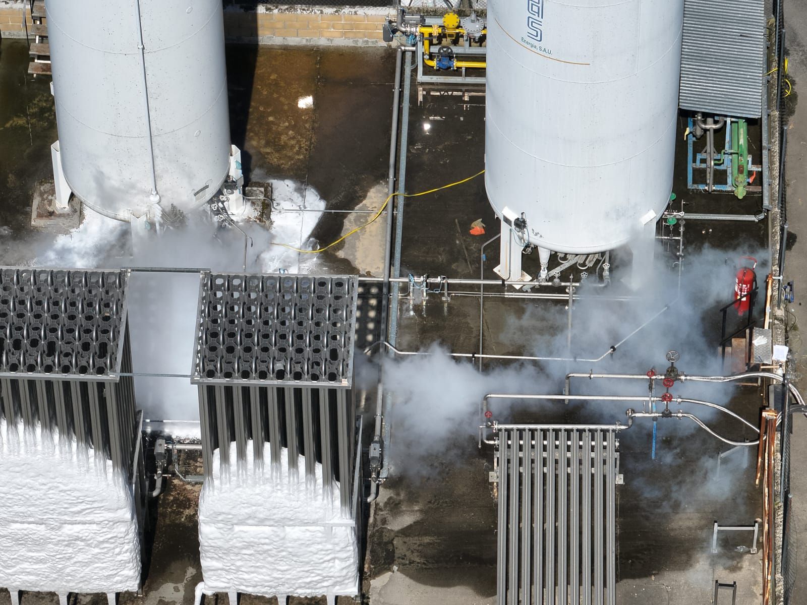 Así ha sido la intervención de la UME para sellar la fuga de gas natural licuado en una fábrica de Fuentes de Béjar