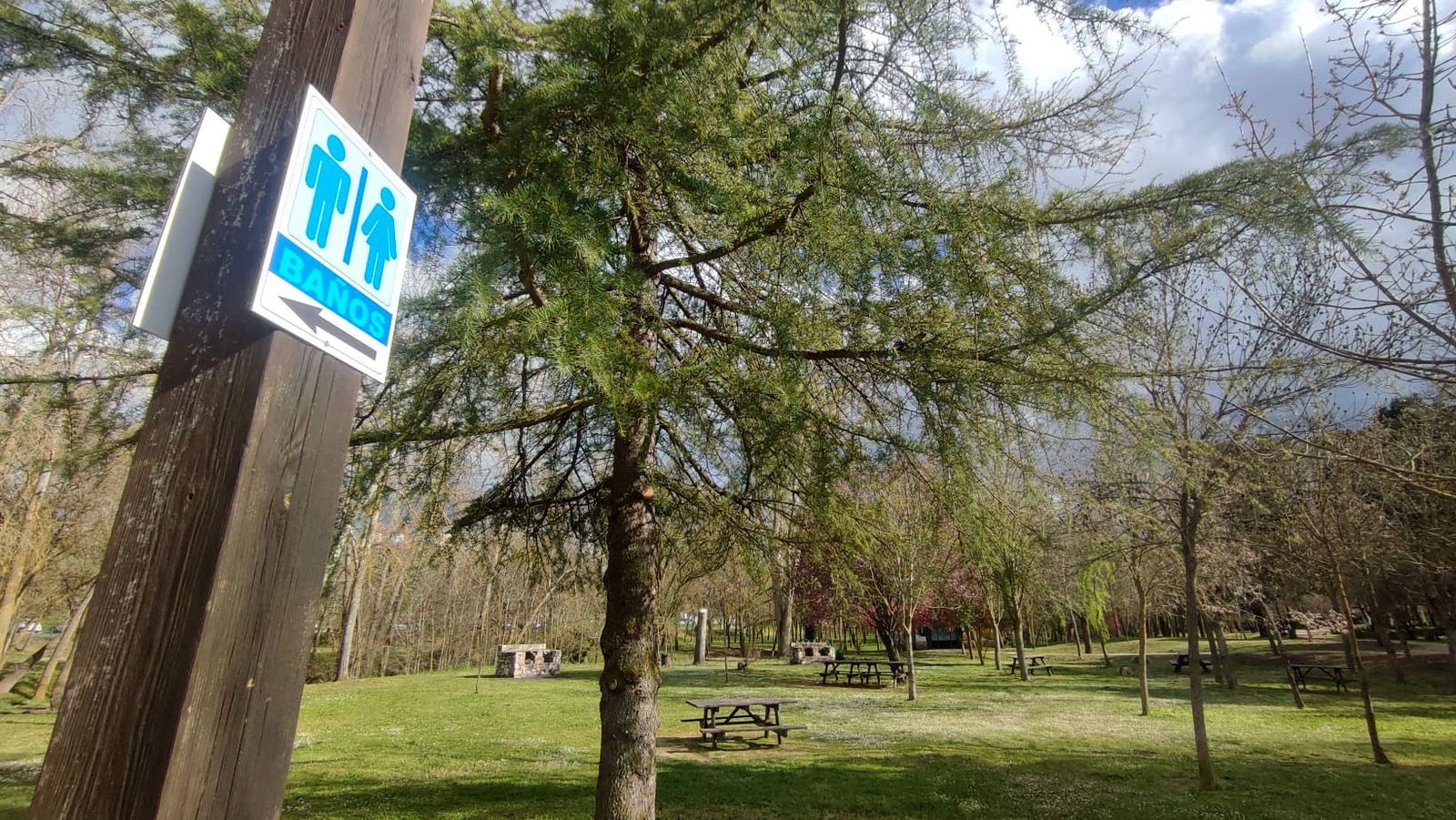 El cartel con los baños al fondo