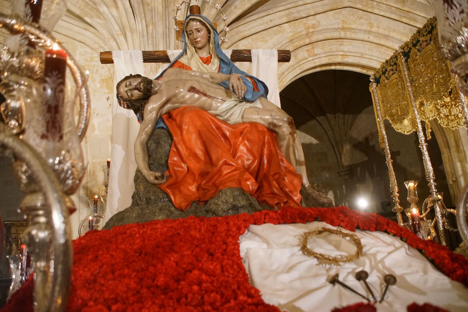 Salamanca bajo el palio de la Esperanza: las fotos que deja el Viernes Santo.