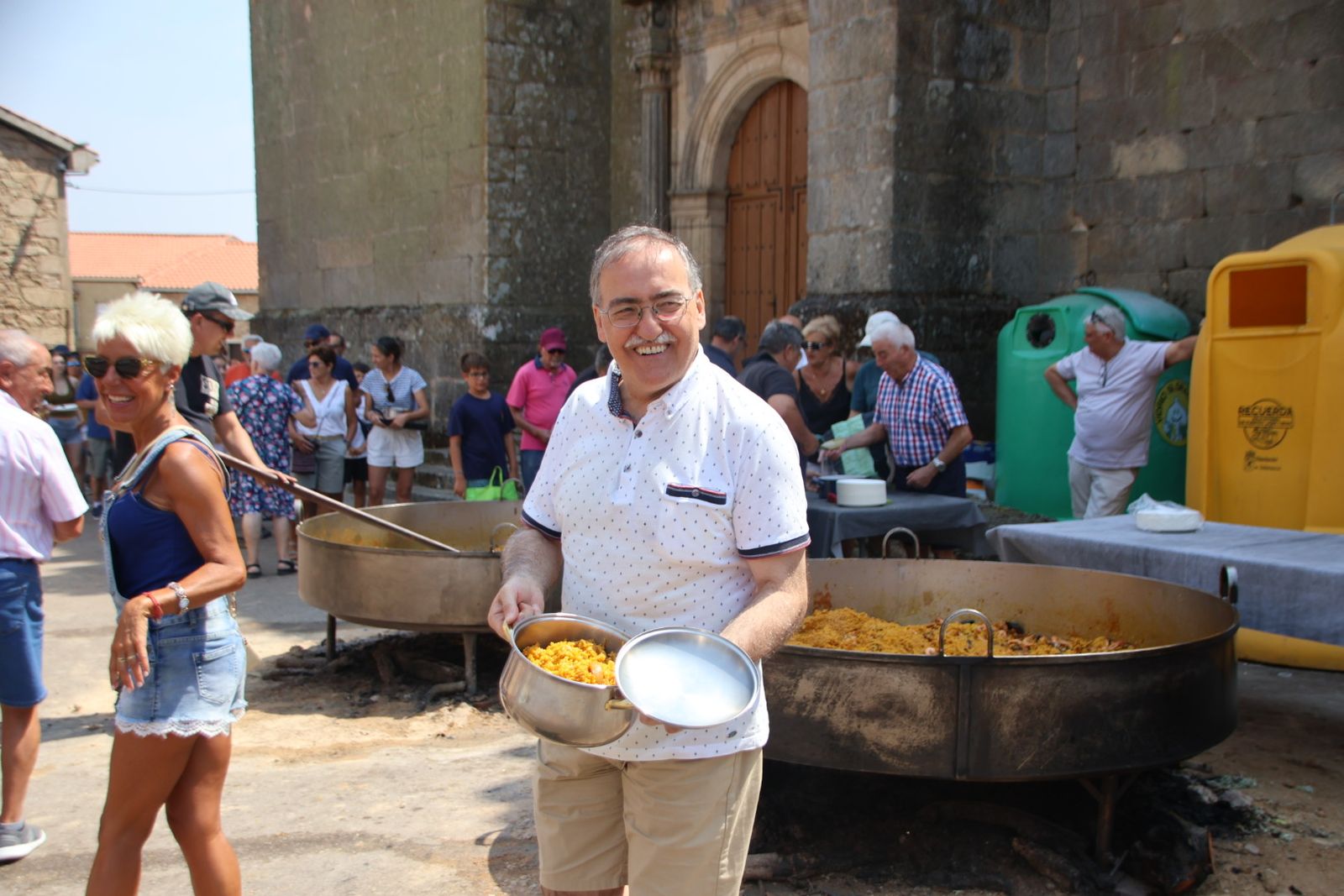 Masueco paella popular en la plaza