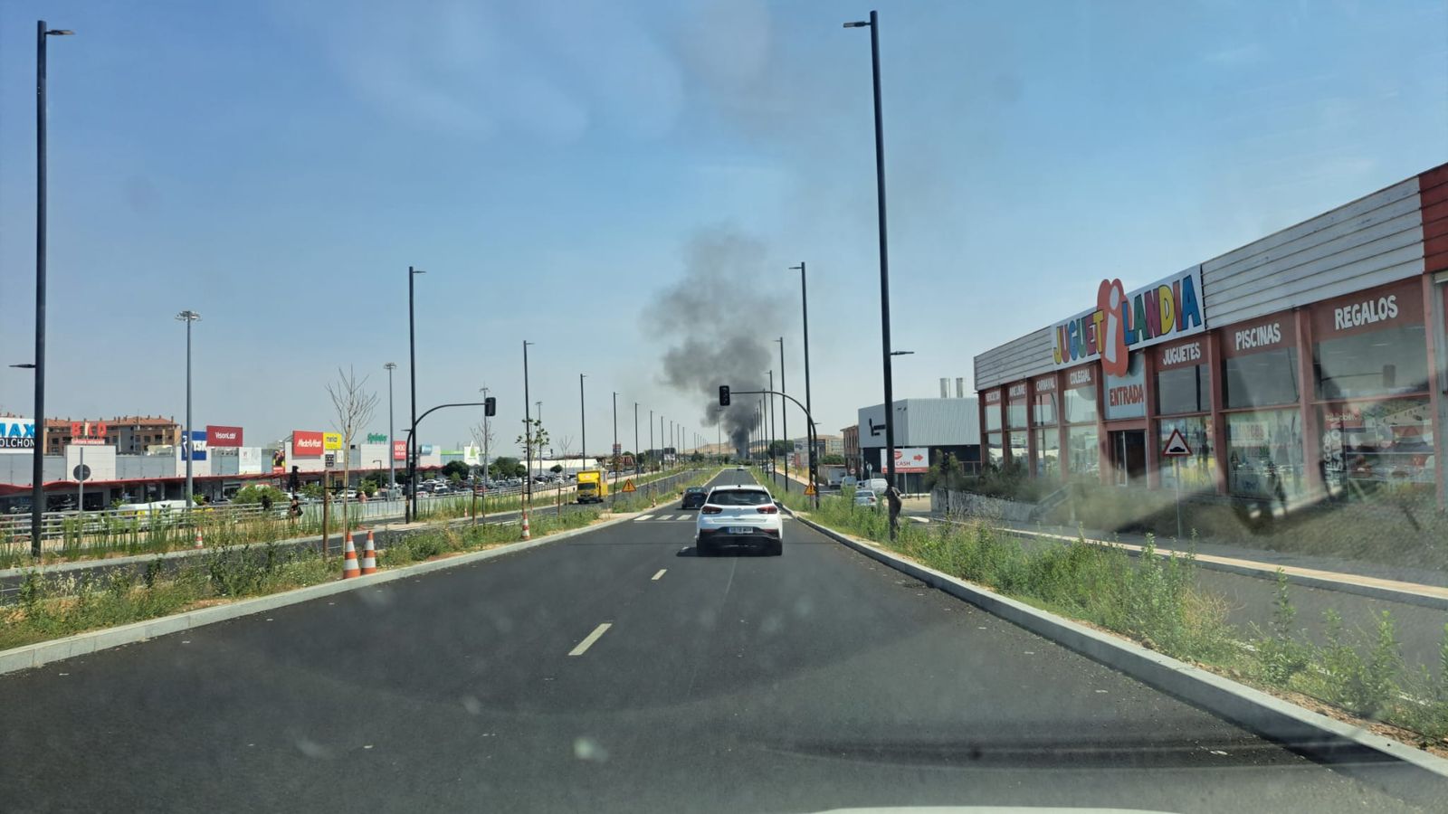 Densa columna de humo visible desde la capital