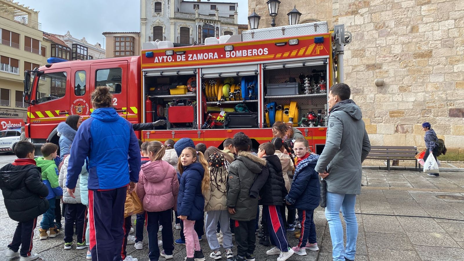 exposicion-de-los-bomberos-en-la-plaza-mayor-6