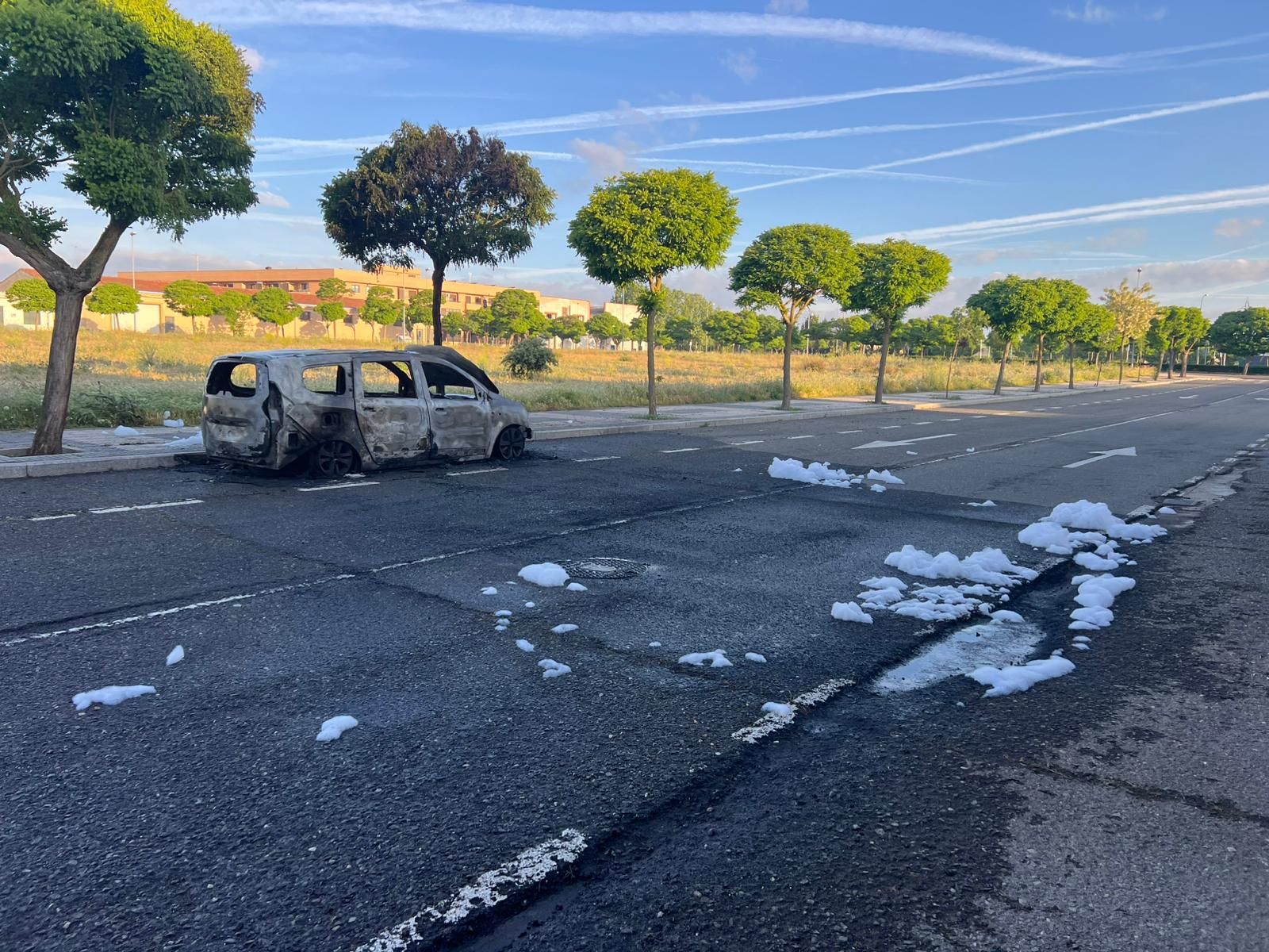 Un coche arde de madrugada en Puente Ladrillo y queda totalmente calcinado