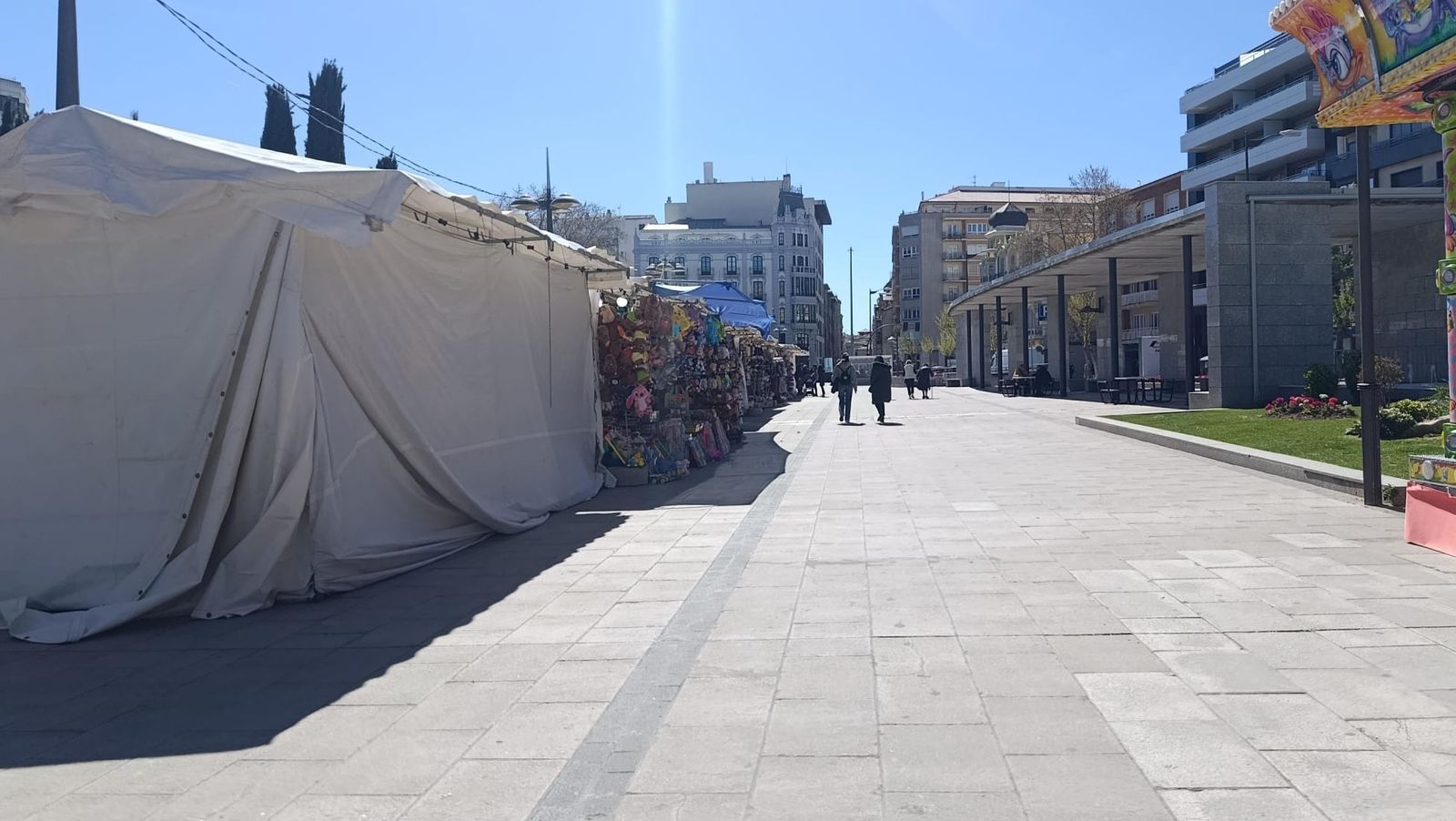 Los puestos instalados en La Marina que tuvieron que desmontarse para la celebración del torneo de ajedrez